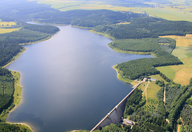 Ein Luftbild der Talsperre Lehnmühle in Sachsen