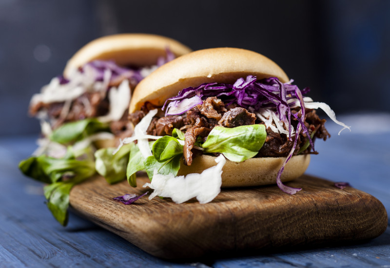 Ein Jackfruit-Burger auf einem Tablett.