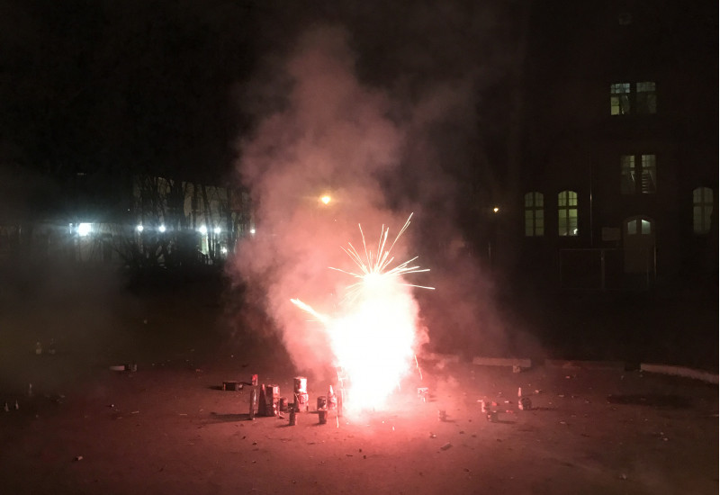 Kleine Böller auf der Straße.