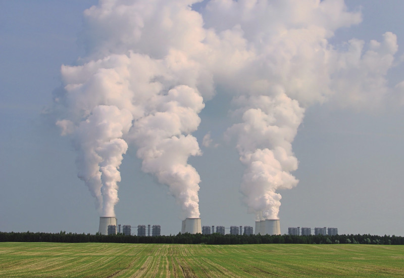 Kraftwerk mit dampfenden Kühltürmen