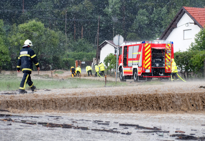 Feuerwehr hilft bei Überschwemmung.