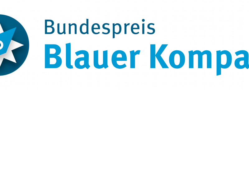 Der Bundespreis Blauer Kompass hat eine blaue Kompassnadel als Logo