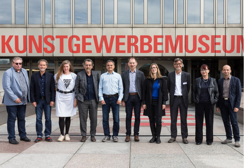 Gruppenbild der 10 Jurymitglieder vor dem Kunstgewerbemuseum Berlin