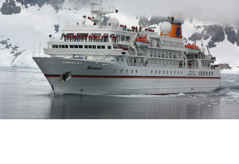 Der Großteil der Antarktisbesucher erreicht das ewige Eis per Schiff. Auf dem Bild ist ein Passagierschiff in der Antarktis. 