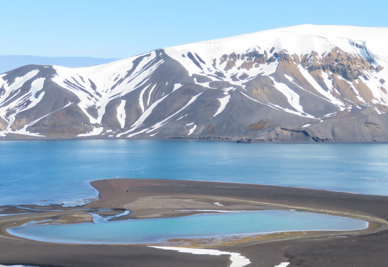Der Kroner Lake (ASPA 140) ist die einzige Gezeitenlagune mit heißen Quellen in der Antarktis.