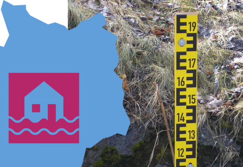 Hochwassermesslatte im Fluss warnt vor Hochwasser