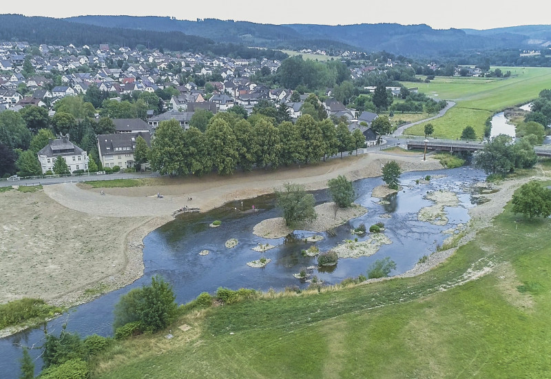 Naturnahes Ufer der Ruhr in der Kleinstatdt Oeventrop (2018)