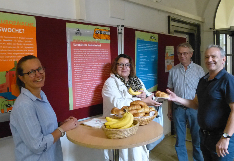 Mitarbeitende der Stadt Bamberg erwarten Kolleginnen und Kollegen mit Croissants und Bananen