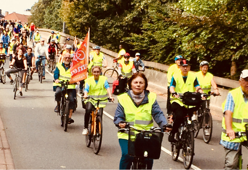 Radfahrerinnen und Radfahrer der Fahrradtou rin Warnwesten