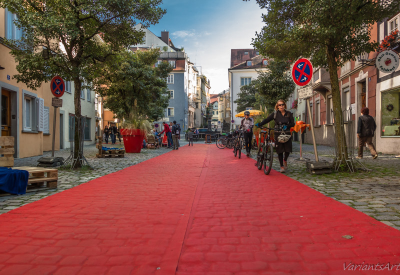 Roter Teppich wird auf einem autofreien Parkplatz in Lindau am Bodensee