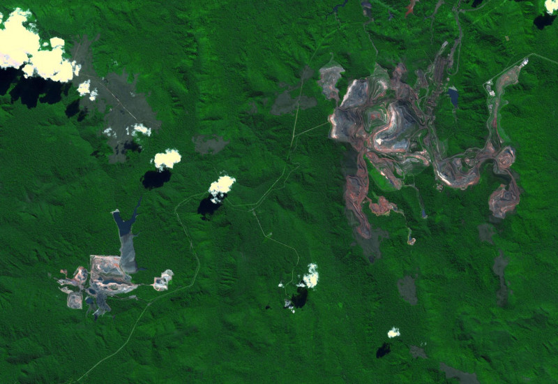 Luftaufnahme der größten Eisenerzmine der Welt, dem Carajás Bergwerk im Amazonas Regenwald, Brasilien