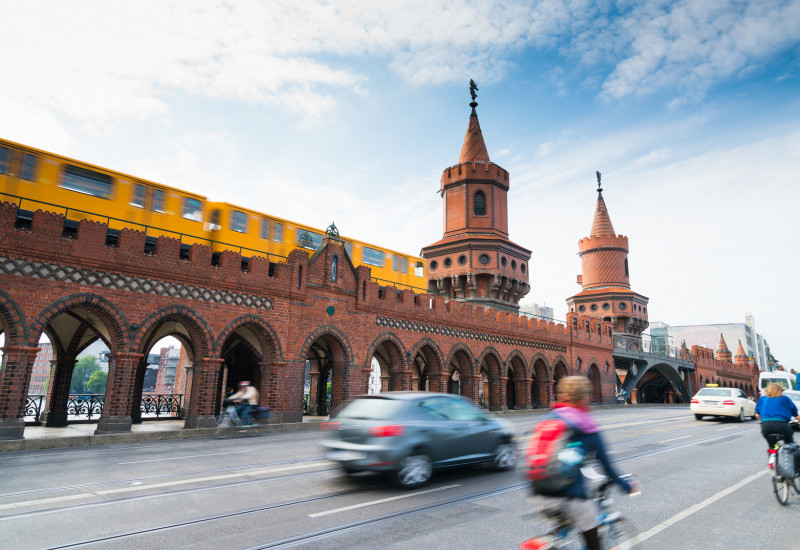 Fahrräder und Pkw fahren über die Berliner Oberbaumbrücke