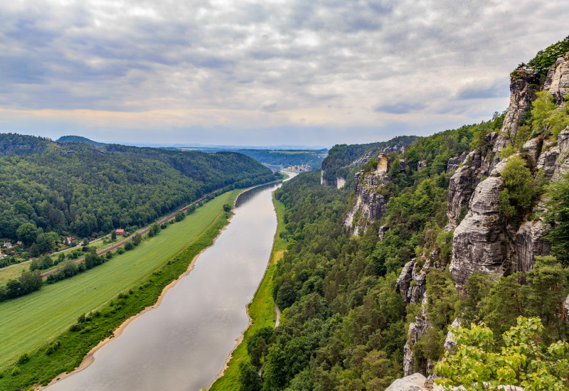 Der Strom Elbe durchfließt das Elbsandsteingebirge.