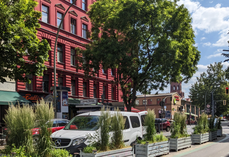 Das Foto zeigt die verkehrsberuhigte Bergmannstraße in Berlin.