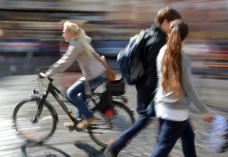 Das Foto zeigt Fußgänger und Radfahrer