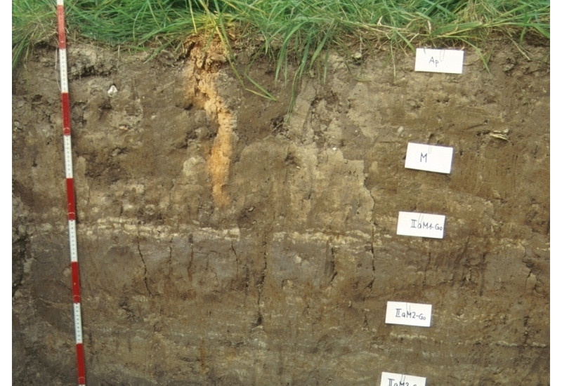 A floor pit with differently coloured layers.