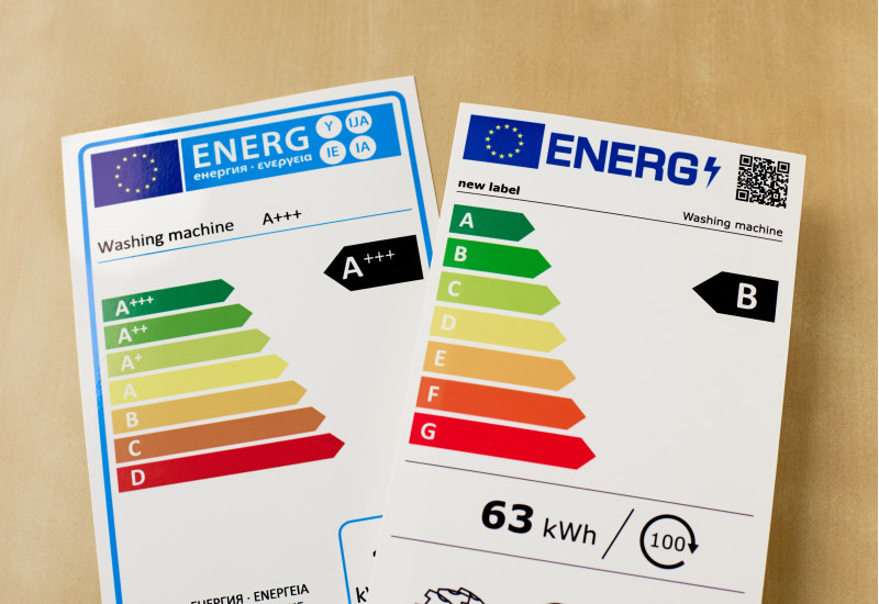 Das Foto zeigt die alte Energieverbrauchskennzeichnung mit den Klassen bis A+++ bis D und daneben die neue Kennzeichnung mit den Klassen A bis G