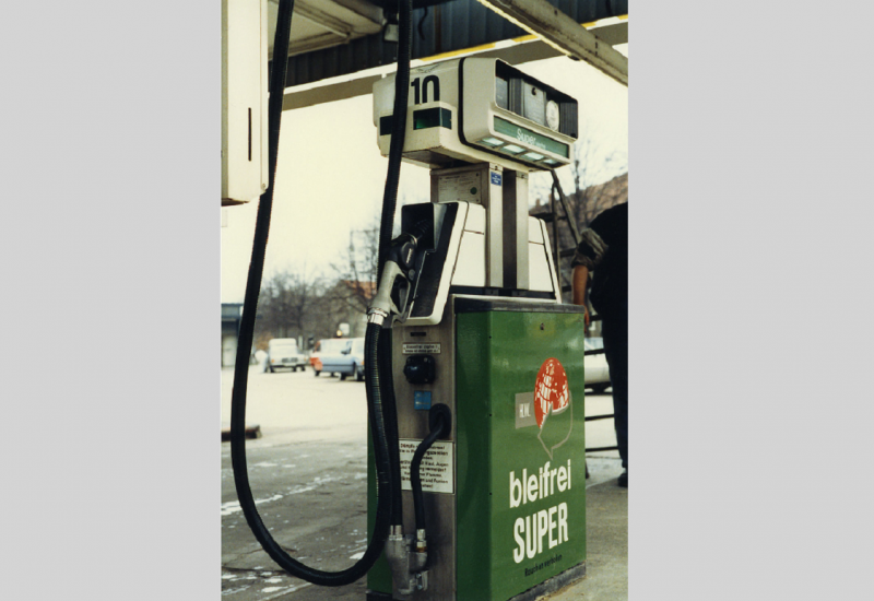 Tankstellen-Zapfsäule mit der Aufschrift "bleifrei SUPER"