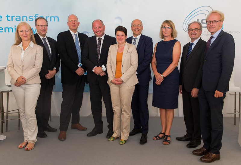 Gruppenfoto vor einem Aufsteller des ISC3