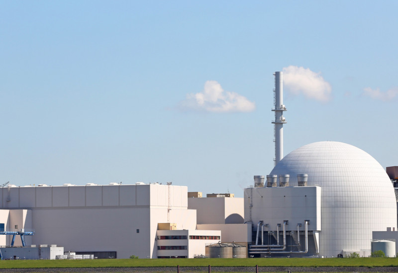 Das Atomkraftwerk Brokdorf an der Elbe