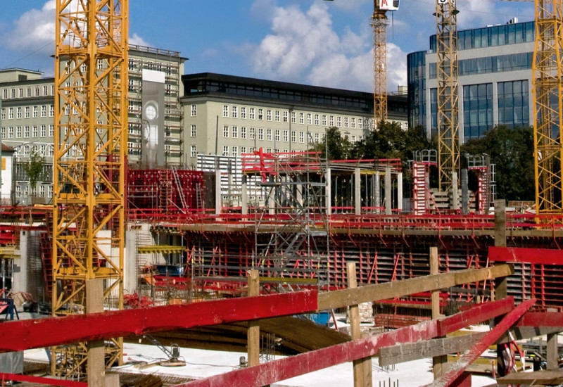 große Baustelle mit Kränen in der Stadt