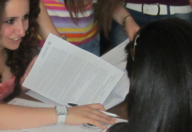junge Frauen schauen sich gemeinsam ein Schriftstück an