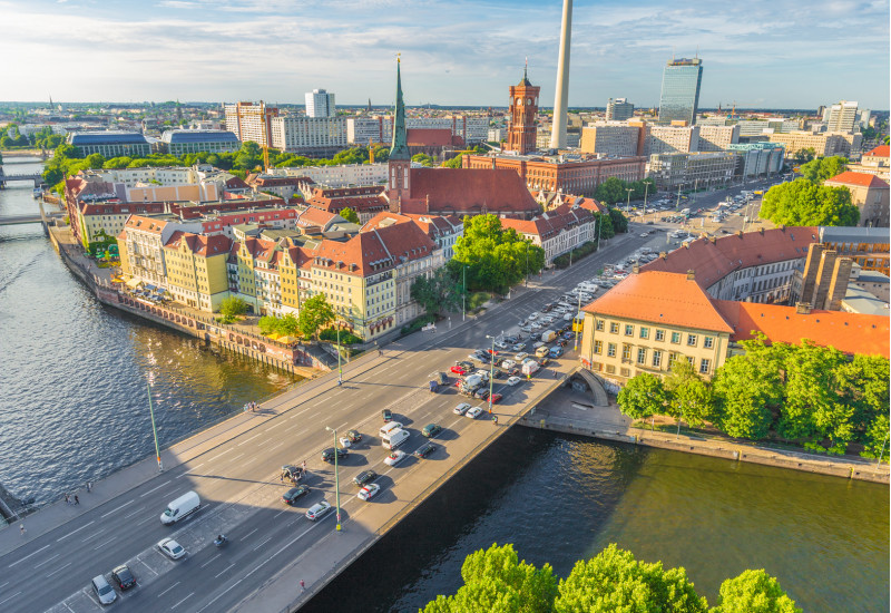 viel befahrene Straße in der Stadt