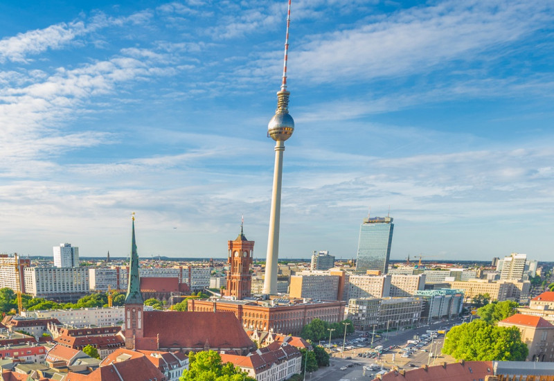 Berlin von oben mit Fernsehturm und Rotem Rathaus