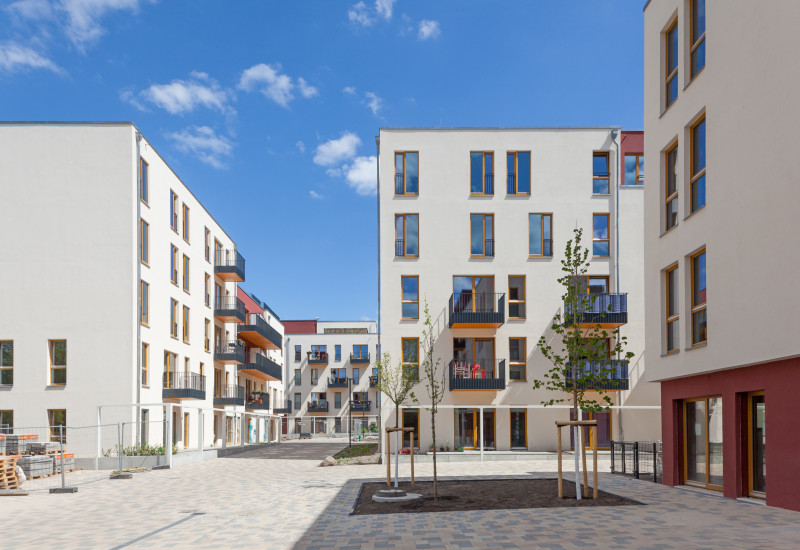 helles, freundliches Wohnquartier aus modernen 5-geschossigen Häusern mit Balkonen