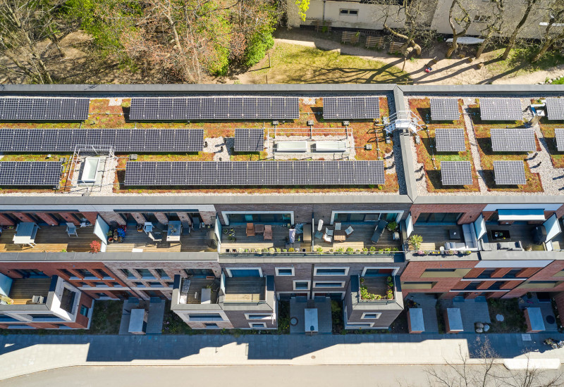 Reihenhäuser mit Solaranlagen auf dem Dach