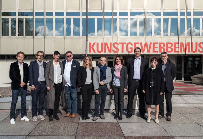 group photo: 10 men and women in front of a building with the writing "Kunstgewerbemuseum"