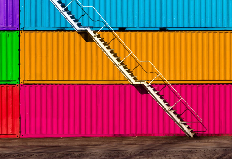 verschiedenfarbige Güterverkehrscontainer