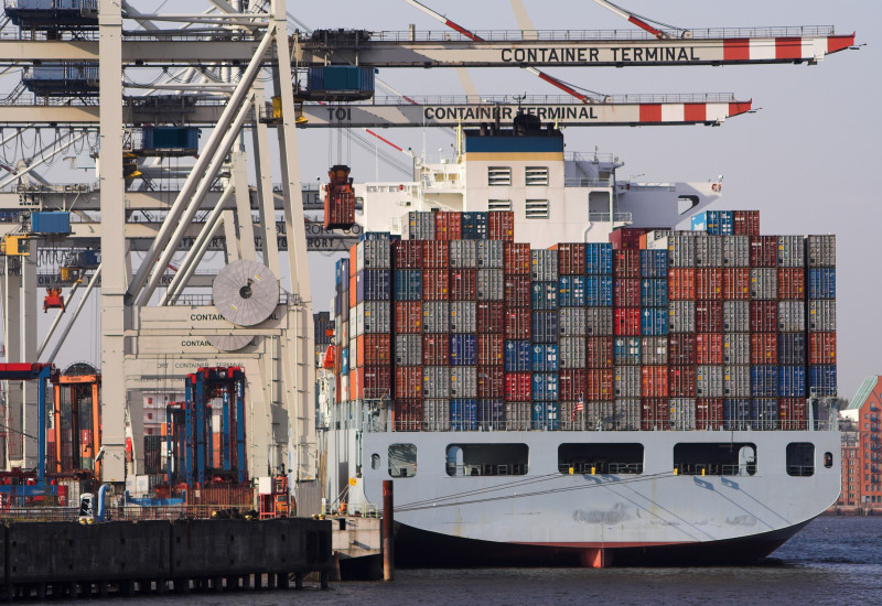 mit Containern beladenes Güterschiff an einem Container-Terminal