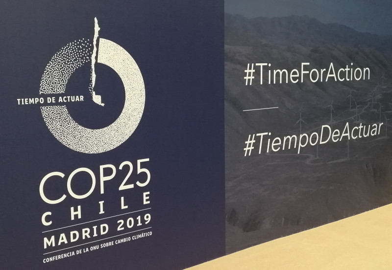 eine Aufsteller zeigt das Logo der COP25 mit dem Slogan "Zeit zu handeln" auf Spanisch und Englisch