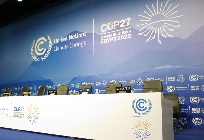 Plenum vor einer Stellwand mit dem Schriftzug United Climate Change, COP27 Sharm El-Sheik Egypt 2022