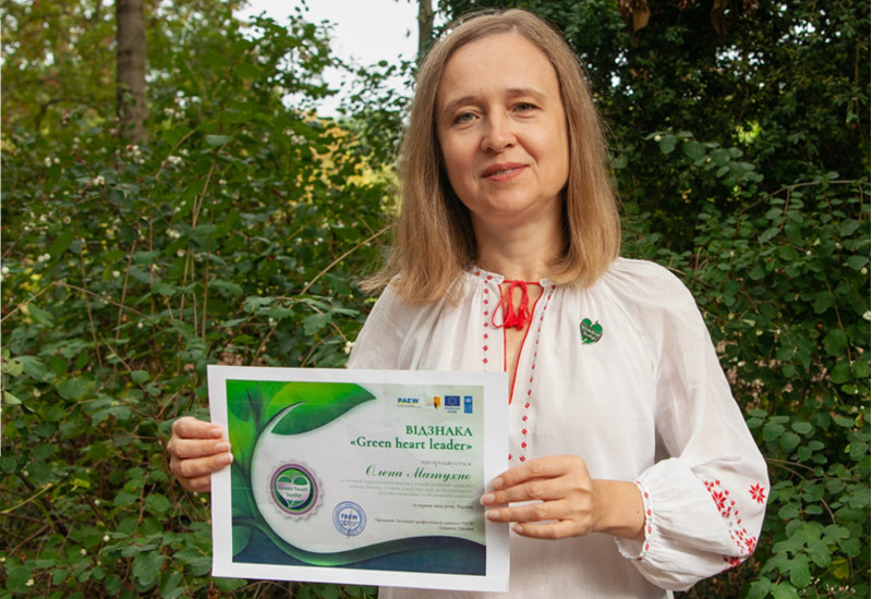 Dr. Olena Matukhno mit der Urkunde für die „Green heart leader“-Ehrenauszeichnung