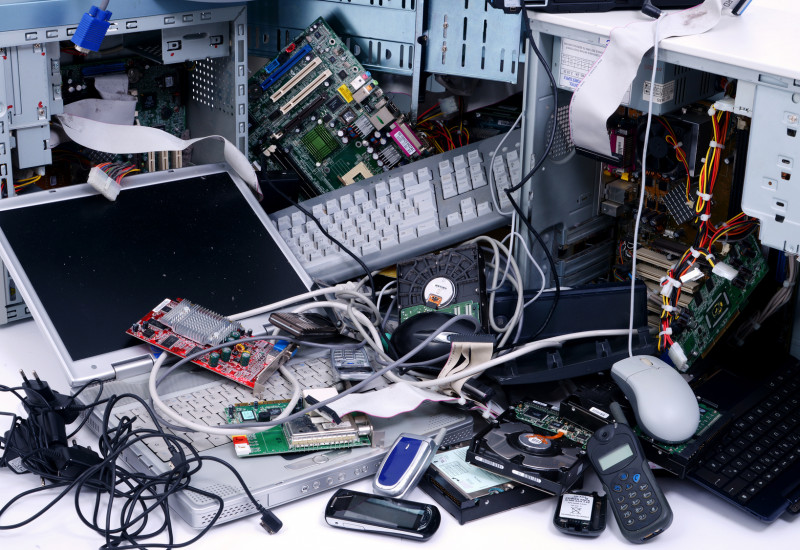 Elektronikschrott auf einem Haufen, zum Beispiel alte Handys, Computer, Laptops und Tastaturen
