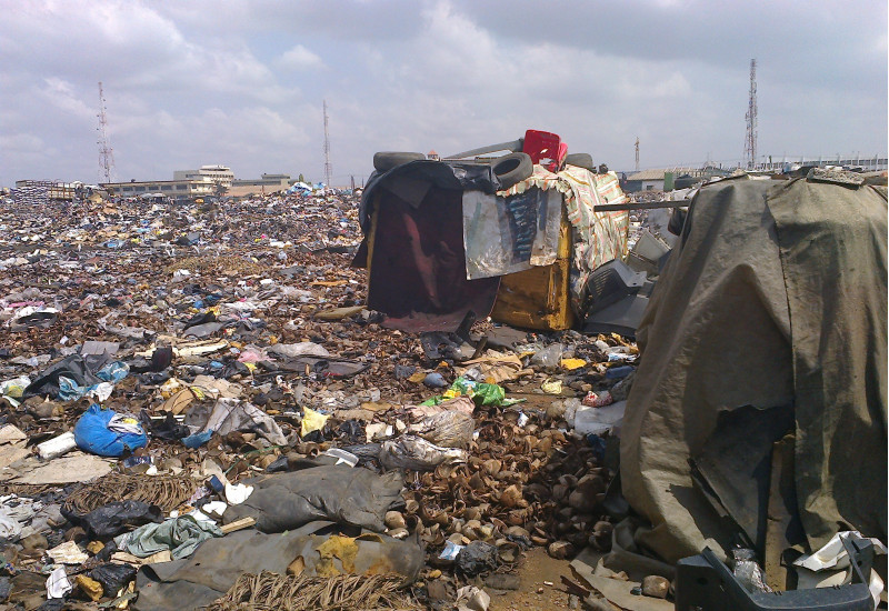 Müllkippe mit armseligen, aus Müll erbauten Hütten