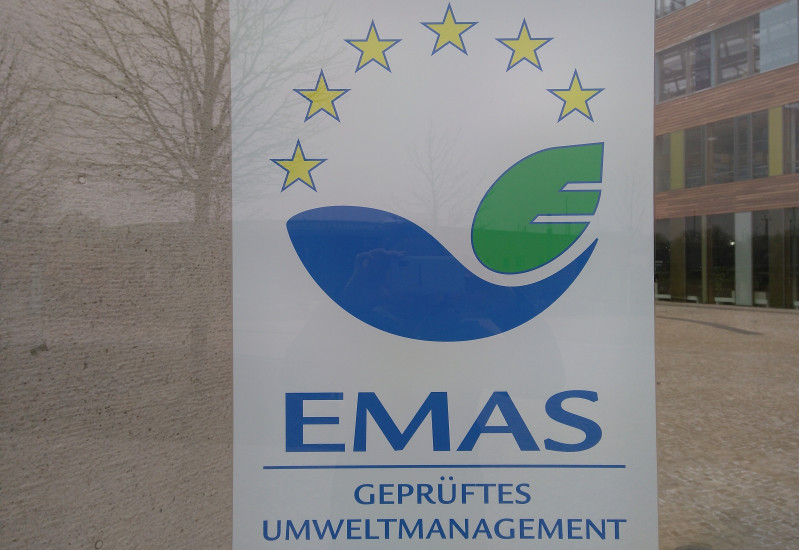 EMAS-Logo auf der Fassade des UBA Dessau-Roßlau