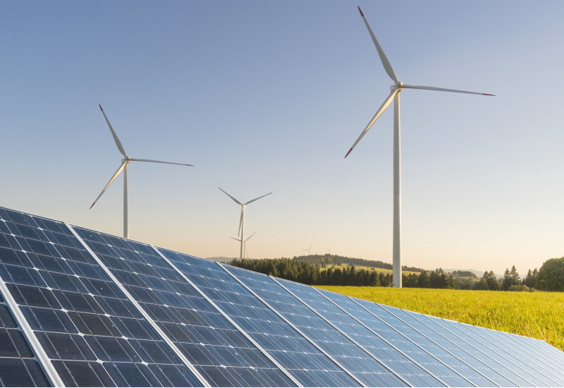 Freiflächenphotovoltaikanlage, Rapsfeld und Windenergieanlagen