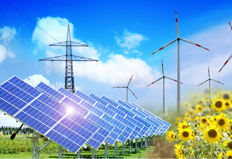 Solarpark, Windräder, Energiefreileitung und Sonnenblumenfeld