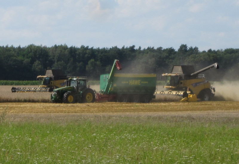 Traktoren bei der Ernte auf einem Feld