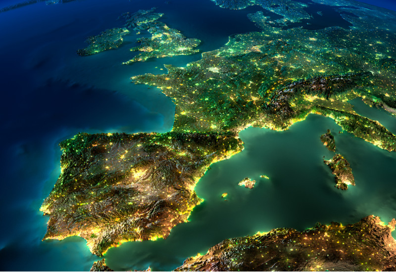 von oben ist der europäische Kontinent und Nordafrika bei Nacht zu sehen, Küsten und Städte sind hell erleuchtet