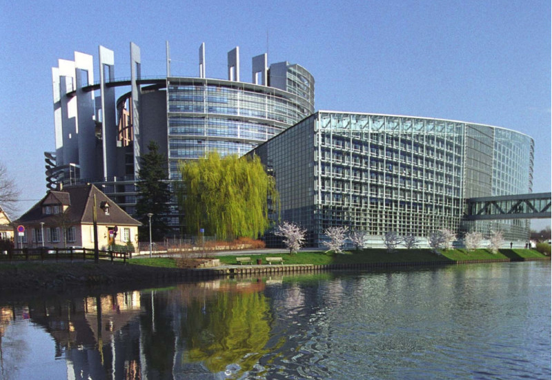 Gebäude des Europäischen Parlaments in Strasburg am Wasser