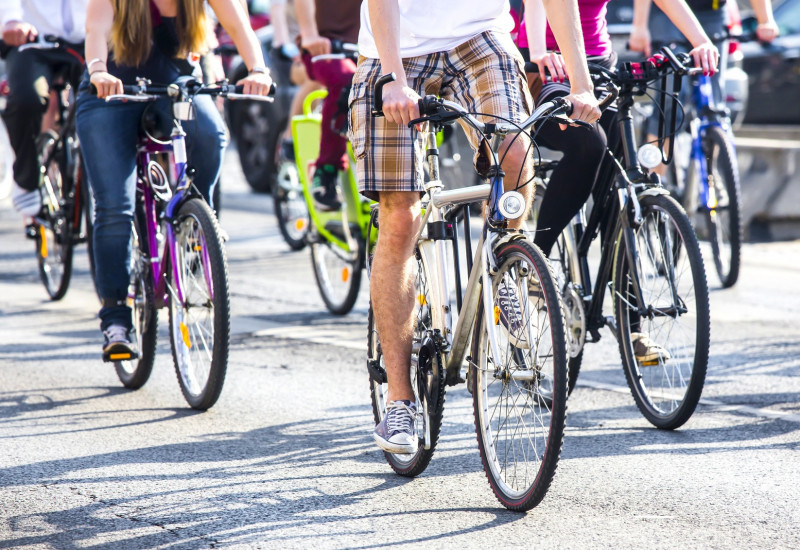 Radfahrerinnen und Radfahrer auf einer Straße