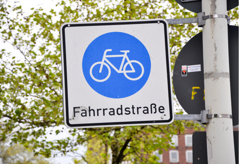 Verkehrsschild "Fahrradstraße" mit einem Piktogramm eines Fahrrads