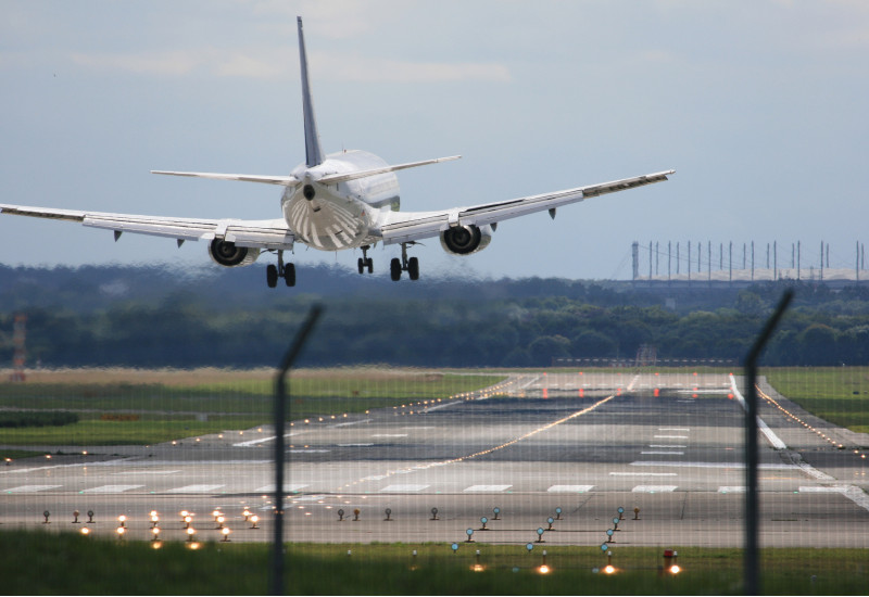 auf einem Flughafen landet ein Flugzeug