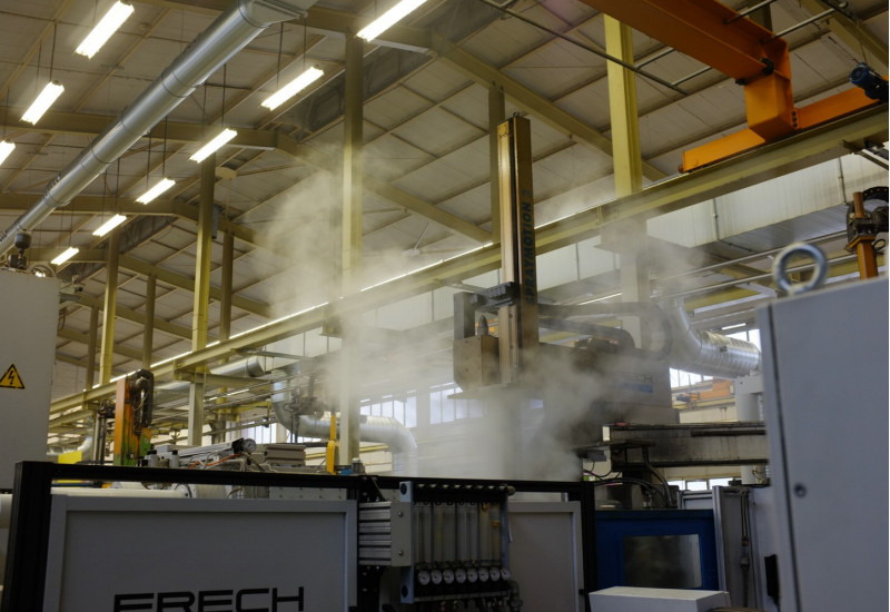 dampfende Maschinen in einer Werkshalle