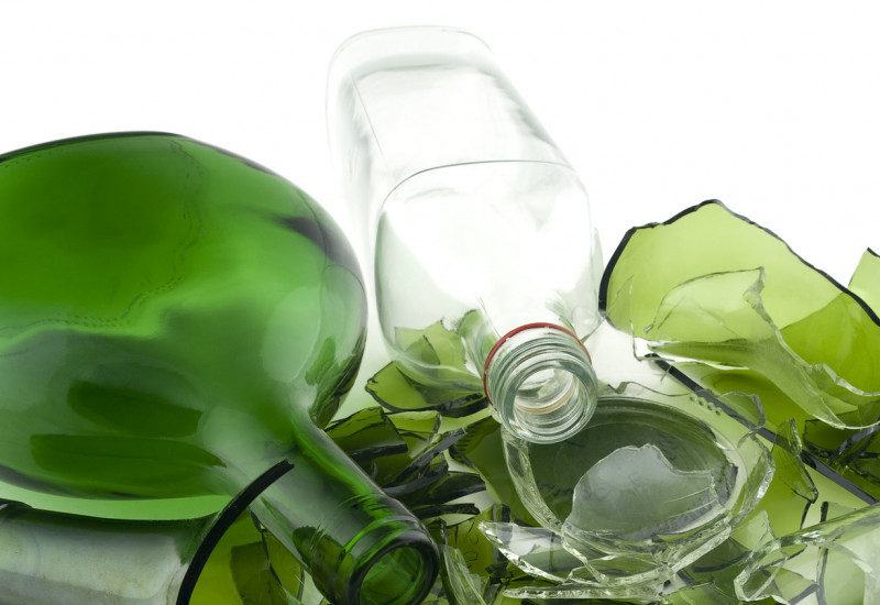 teilweise zerbrochene grüne und weiße Glasflaschen