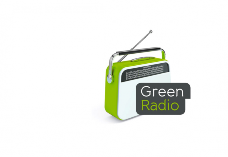 weiß-grünes Radio und Schriftzug "Green Radio"